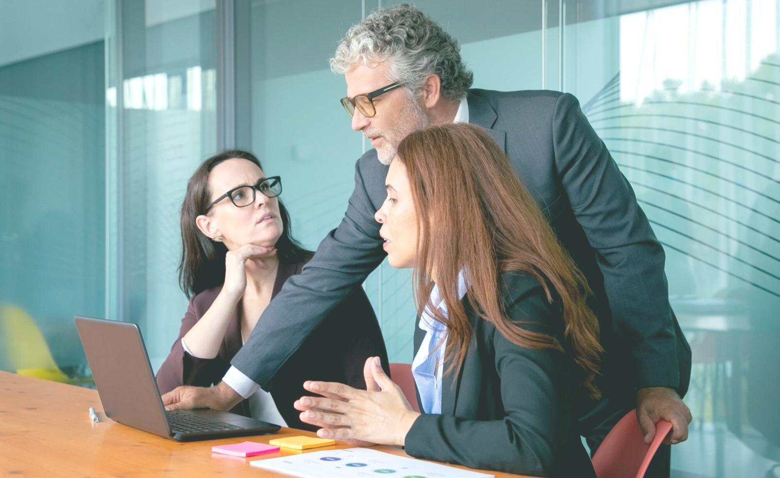 Grupo de personas colaborando en estrategias financieras